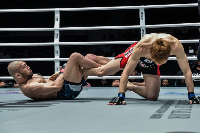 截至目前，米奇（右）柔术战绩57胜5负27次降服。主办方供图