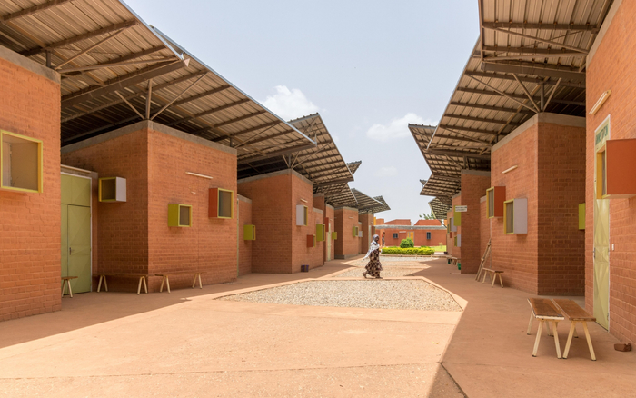 凯雷为家乡建的医疗中心。受访者供图