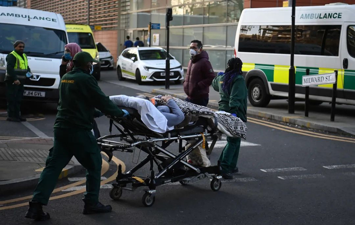 英国伦敦，病人被送往医院 图自澎湃影像