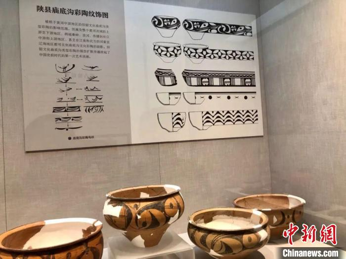 庙底沟遗址出土精美彩陶器物展示介绍。　中新社记者  孙自法 摄