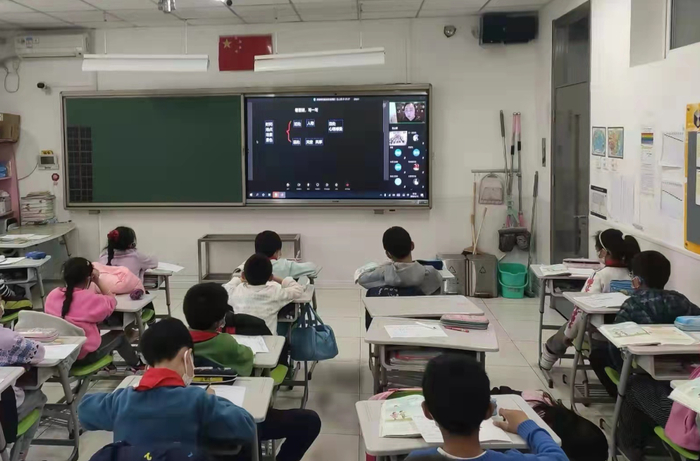 居家老师给在校学生上直播网课