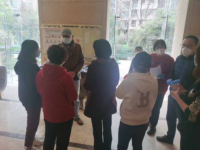 图 / 疫情初期马胜烨在做居民解释工作。受访者提供