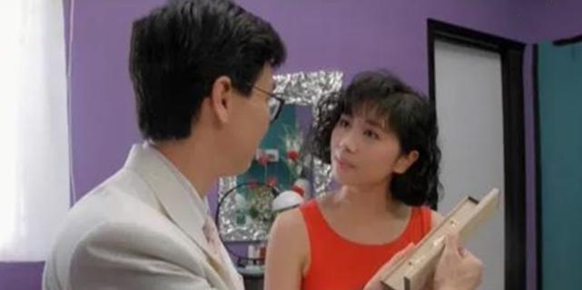 她憑藉在電影《開心鬼救開心鬼》中扮演的安妮,1990年,楊寶玲和黃百鳴