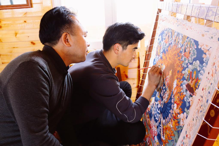 今年3月，索南多杰（左一）在海东市化隆回族自治县走访当地唐卡艺人。受访者供图