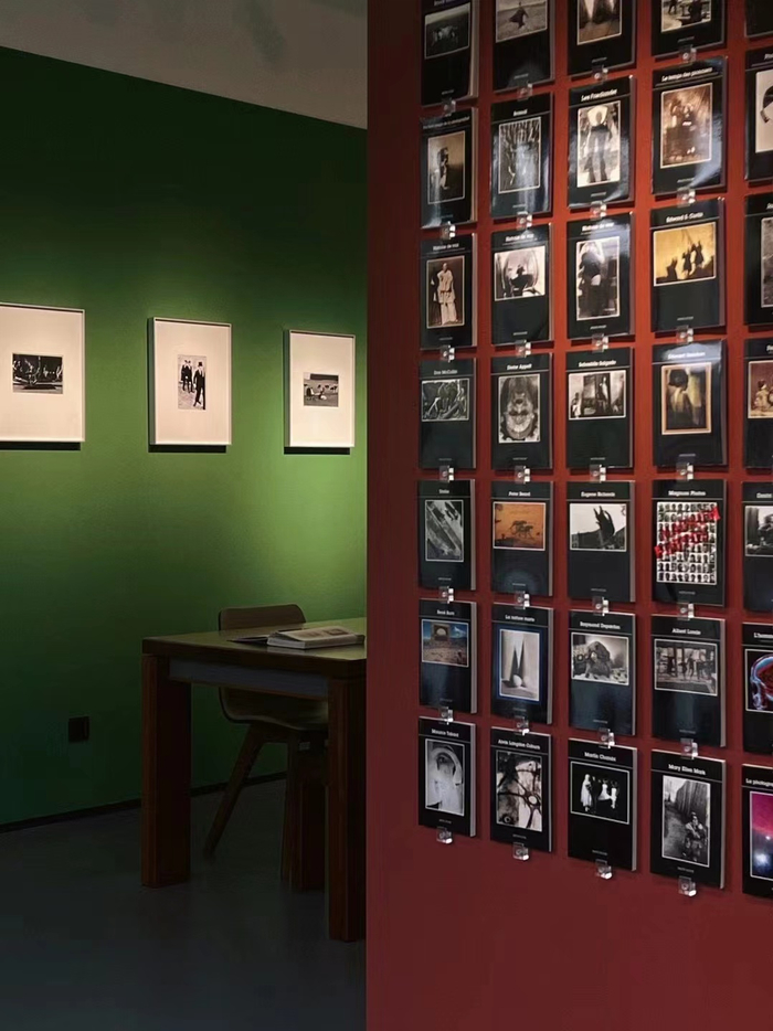 展览现场，红色背景为展览“摄影黑皮书”，绿色背景为展览“休闲日”