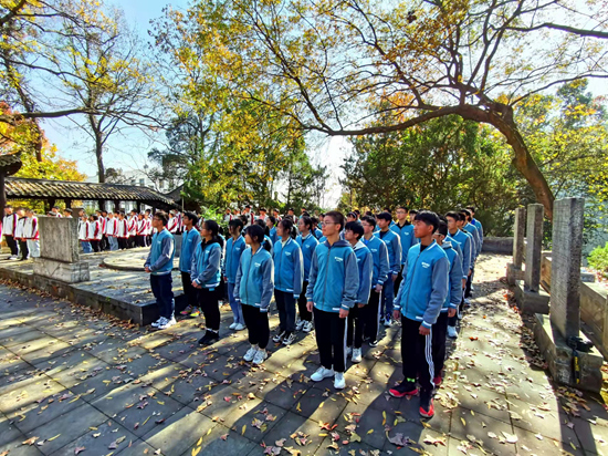     今年清明节前，野寨中学在忠烈祠广场开展清明祭扫英烈活动。 野寨中学供图