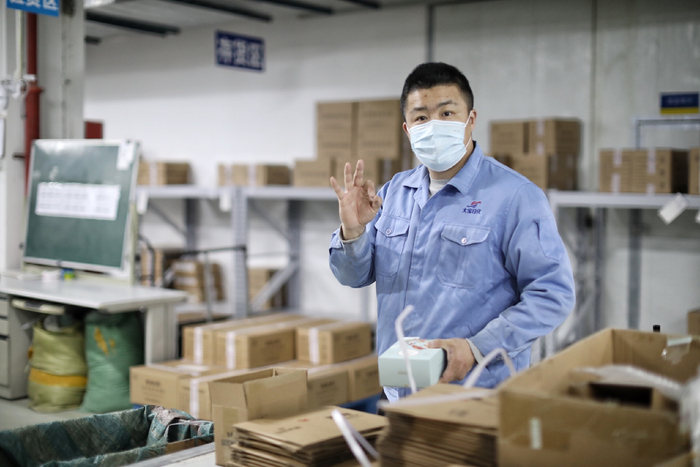 冯浩是亚美日化的车间包装工人，也是一名手语带货主播。新京报记者 王嘉宁 摄