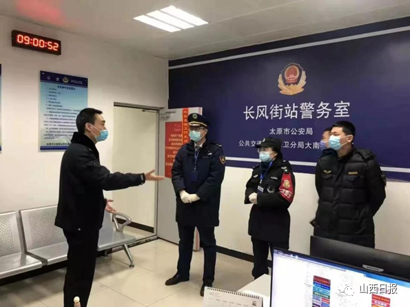 ▲孙元璋（左一）安排疫情防控工作