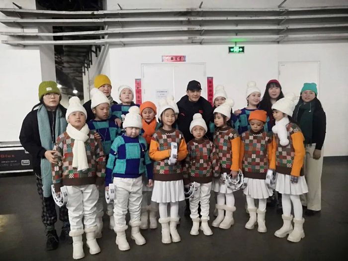 ▲北京市盲人学校合唱团与2022年冬残奥会开幕式导演沈晨（后排中）合影。受访者供图