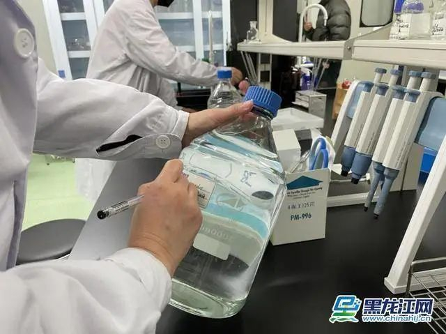 工作人员配置流动相   周巾淮 摄