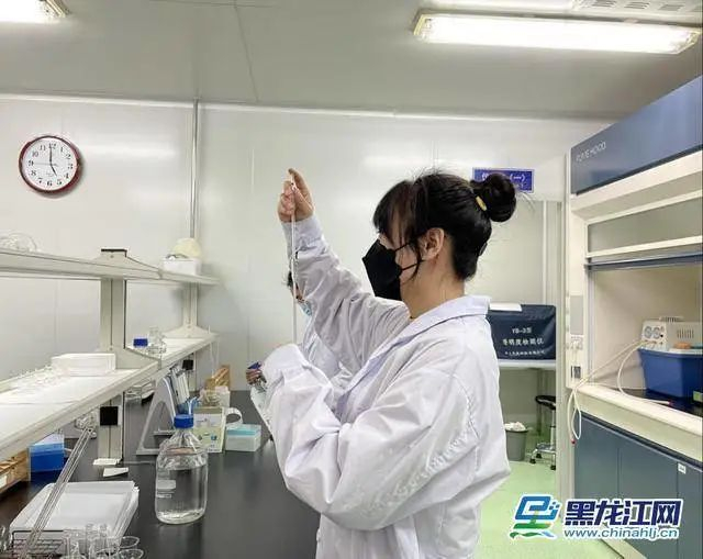 工作人员正在移液   周巾淮 摄