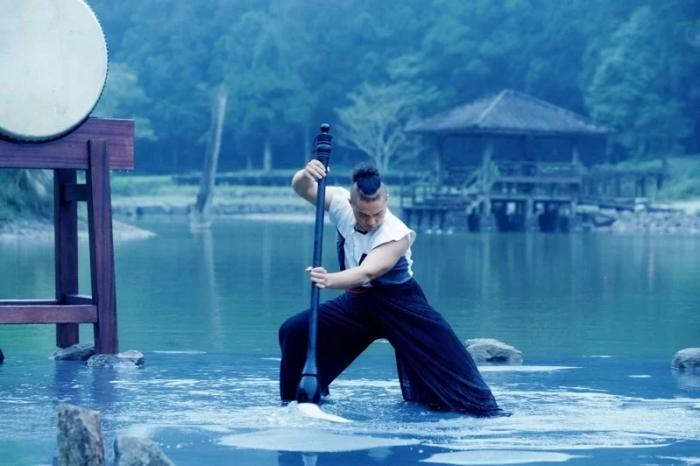 十鼓击乐团在明池湖上演“池中剑”。 台湾联合新闻网图 图片来源：力丽观光