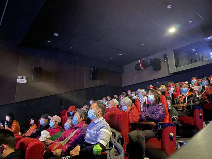 ▲一个周六的上午，视障群体在影院参加“心目电影院”观影活动。新京报记者 左琳 摄