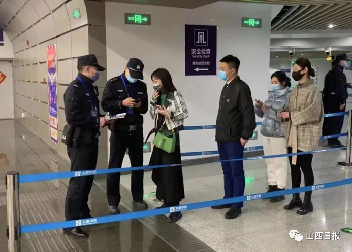 ▲孙元璋（左二）在地铁站工作