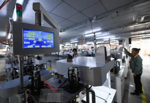 ▲3月9日，位于诸暨市暨阳街道的浙江暨阳电子科技有限公司数字化车间，该企业已建成数字互联工厂平台。图/新华社