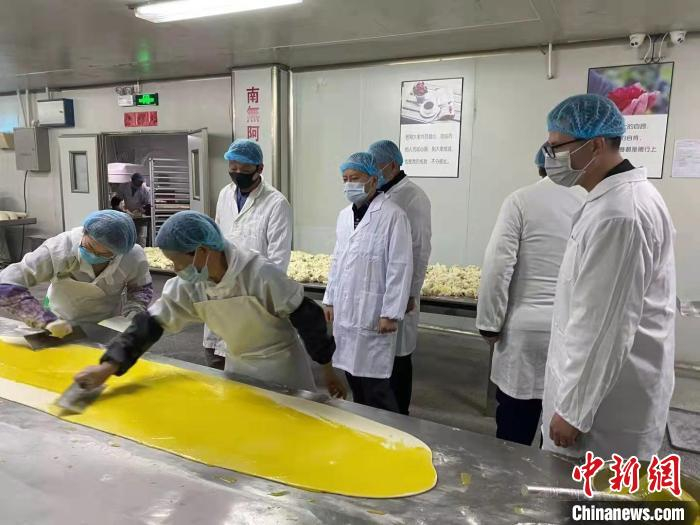 金华酥饼传统工艺擦酥过程。　金华市市场监督管理局 供图