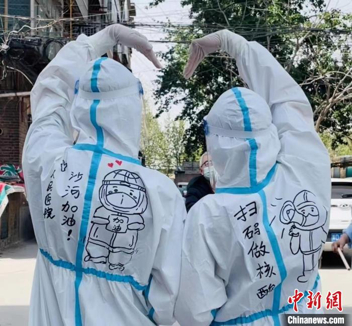 沙河市医护人员身穿手绘“Q版”防护服。　赵路沙 摄
