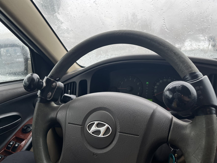 ▲C5驾驶证训练车内配备有方向盘手球。新京报实习生 王晓晨 摄