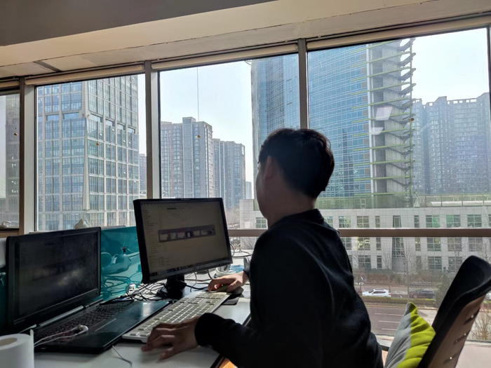 ▲望京某互联网公司，杨汶键正在电脑前办公。新京报记者 赵敏 摄