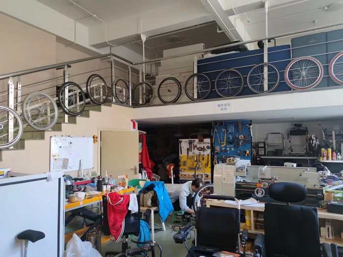 ▲朝阳区残疾人辅具服务中心的轮椅维修区。新京报记者 赵敏 摄