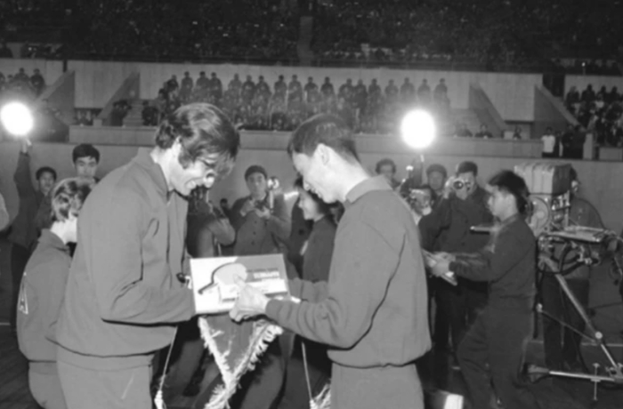1971年4月13日，中美两国乒乓球运动员友谊比赛间隙，两国运动员互相赠送礼品