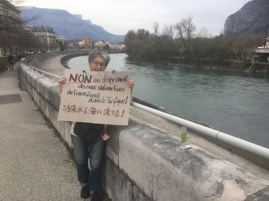 图为旅居法国的日本人抗议日本政府“排海”。图片源于网络。