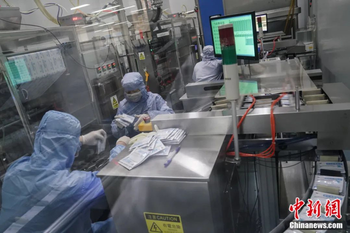 北京以岭药业有限公司的连花清瘟颗粒生产线。中新社记者  崔楠 摄