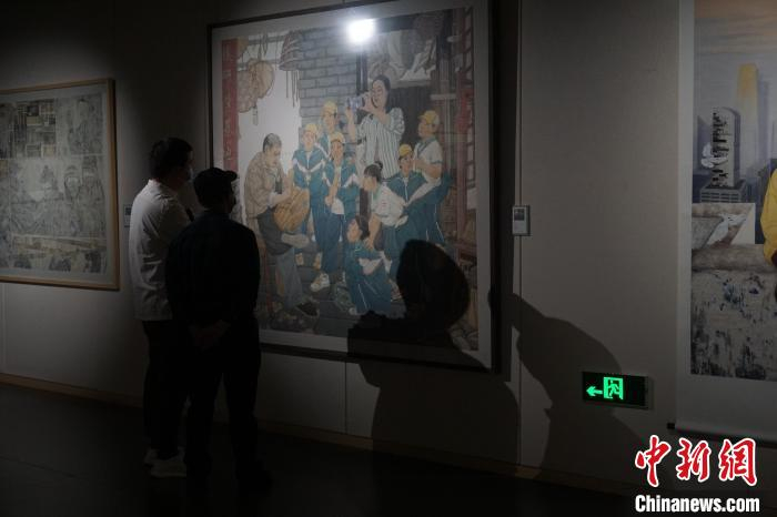 观众在欣赏展出的作品。　温州市文化广电旅游局供图