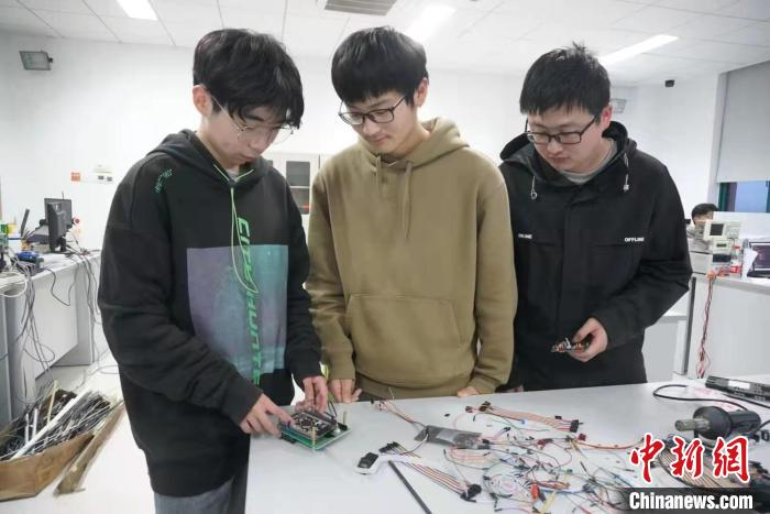 声控灯产品的最后调试。　受访者供图