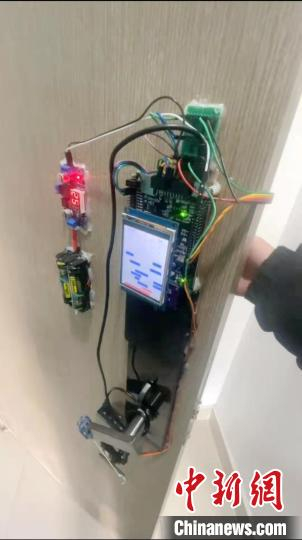 指纹锁产品在寝室门上安装成功之后的展示。　受访者供图