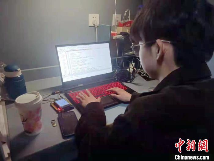 王楚方正在调试指纹锁运行的相关程序。　受访者供图