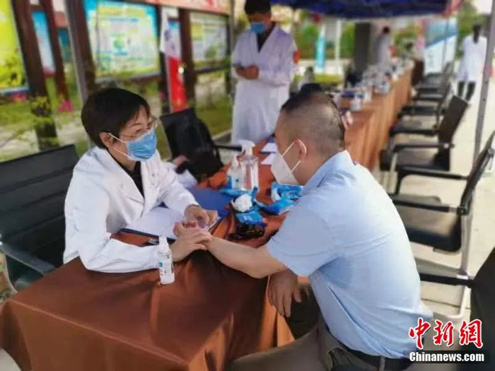 中国援柬埔寨中医抗疫专家组领队徐凤芹在柬行医。中国援柬埔寨中医抗疫专家组供图