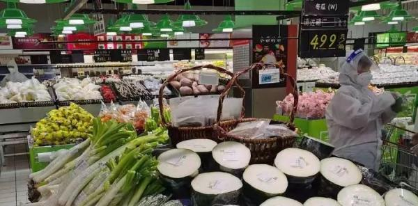 大润发门店内，员工身穿防护服