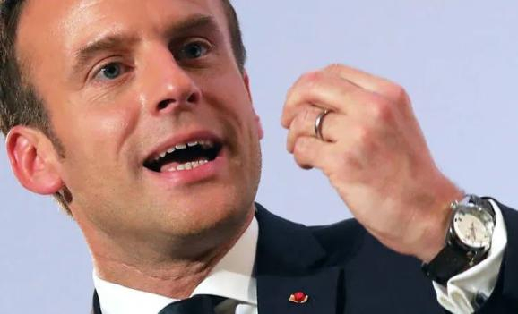 马克龙露出自己佩戴的法国产March LA.B腕表