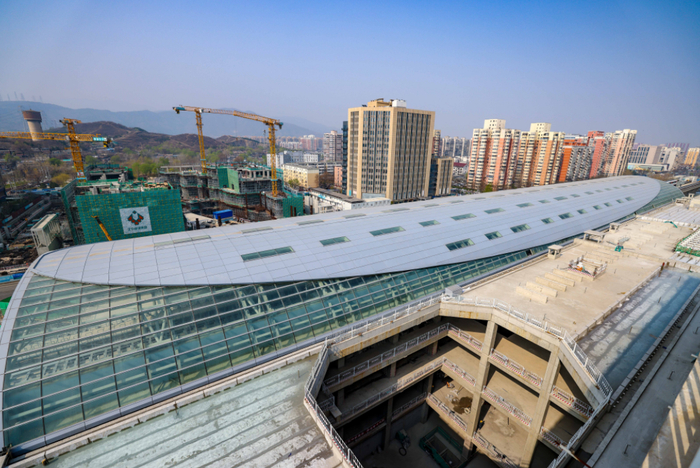在已完成主体结构封顶的枢纽南区屋顶俯瞰，苹果园综合交通枢纽大致轮廓一览无余。