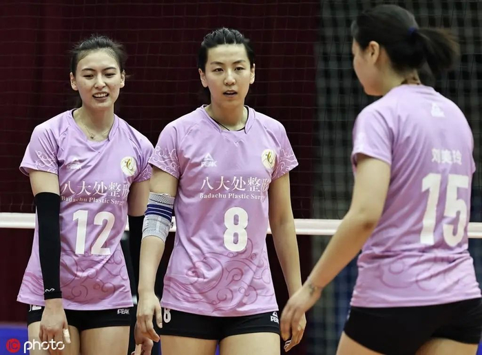 缪依雯（左一） 图据IC photo