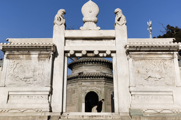 图14：明代北京田义墓棂星门上的狮子形象，任疆摄