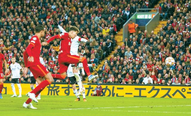 利物浦前锋菲尔米诺10分钟内连入两球。