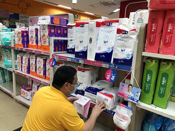 别瑞在店内查找货物、核对订单。