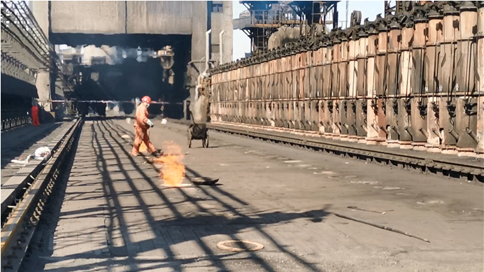 乌鲁木齐市八一钢铁焦炉炉顶烟气无组织排放问题严重。生态环境部供图