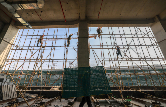 建设现场热火朝天，工人们正在加紧施工