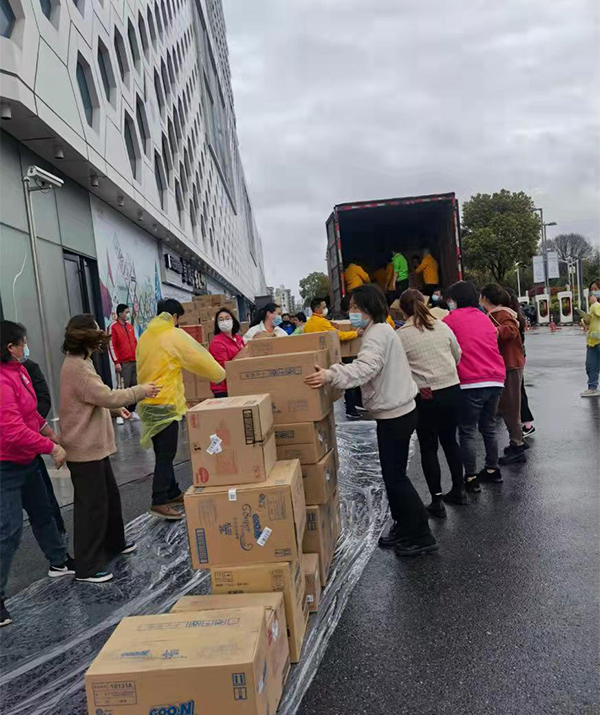3月25日，车辆进不了市区，各门店去青浦搬货。  本文图均为 受访者 供图