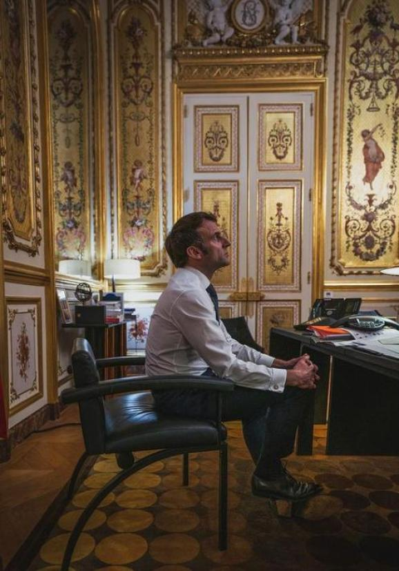 马克龙工作时被抓拍的照片