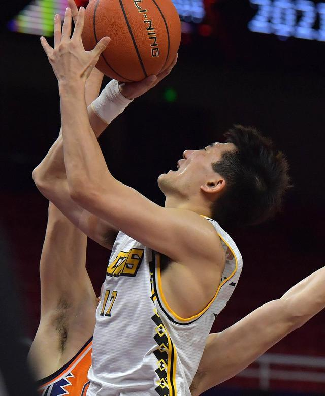 孙铭徽（白衣）本场比赛是广厦队的头号功臣。新华社供图