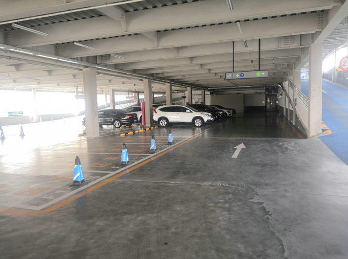 北京南站西北角立体停车楼可以预约停车