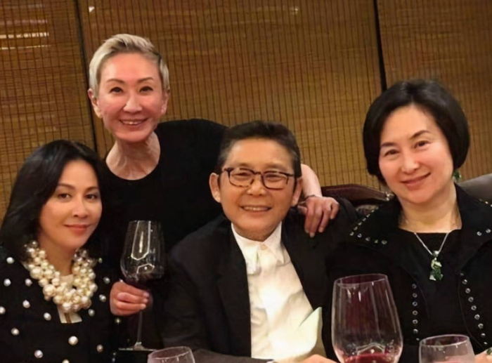 曾志伟与女性朋友上山诗钠庆生,女方晒贴面照