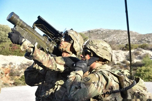  “毒刺”防空导弹。