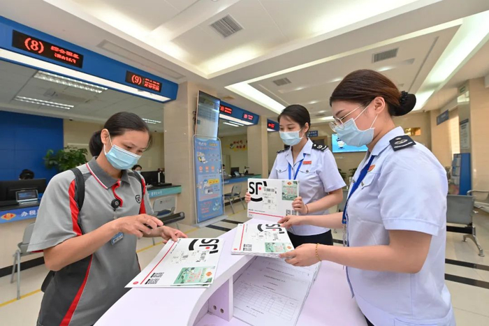  快递员在扫码取走已封装好的涉税资料。新华社记者 宋为伟 摄