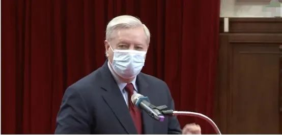 美联邦参议员格雷厄姆15日在台“总统府”与蔡英文会面时致辞。图自台媒