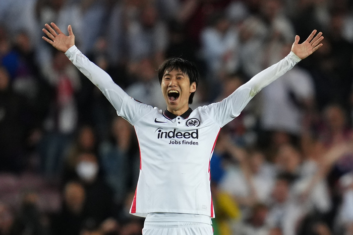 镰田大地代表法兰克福首发出场。